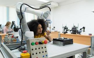 barn använder sig av de hand robot teknologi, studenter är studerar teknologi, som är ett av de stam kurser. foto