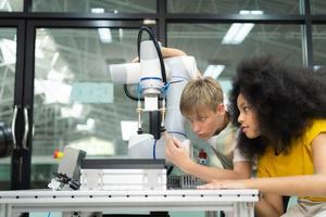 barn använder sig av de hand robot teknologi, studenter är studerar teknologi, som är ett av de stam kurser. foto