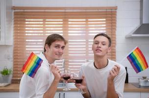 HBTQ ung par fira de dag av kärlek mellan varje Övrig med bra vin i de kök av de hus foto