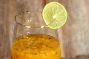närbild glas av passionsfrukt, maracuya juice. friska drycker begrepp foto