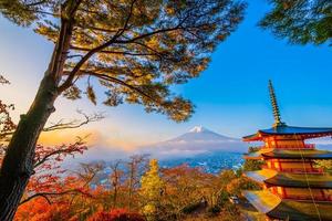 vackert landskap av Mt. fuji runt på hösten med chureitopagoden foto