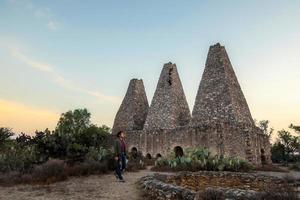 man besöker mina hacienda santa brigida ugnar och skorstenar i mineral de pozos, guanajuato, mexico foto