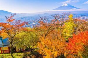 vackert landskap av Mt. fuji från chureito-pagoden foto