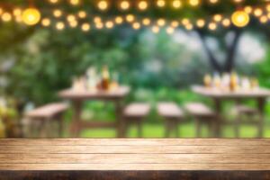 tömma trä- tabell med fest i trädgård bakgrund suddig ai genererad foto