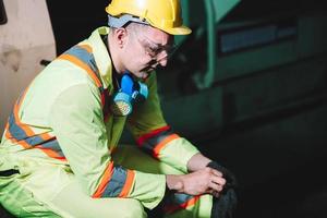 porträtt av fabrik arbetstagare man bär Hardhat och säkerhet skydd Sammanträde i handskar till förbereda för arbete foto