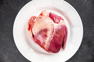 kött hjärta rå inälvor fläsk eller nötkött måltid mat mellanmål på de tabell kopia Plats mat bakgrund rustik topp se foto