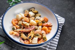 skaldjur sallad räka, mussla, kammussla, bläckfisk måltid mat mellanmål på de tabell kopia Plats mat bakgrund rustik topp se foto