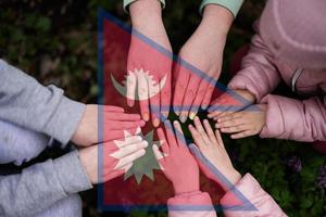 händer av barn på bakgrund av nepal flagga. nepali patriotism och enhet begrepp. foto