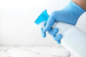 handskhand med hjälp av sprayflaska foto