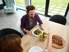 topp se av en skön heterosexuell caucasian kärleksfull par har middag tillsammans på Hem. foto