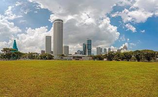 bild över de historisk padang sporter anläggning i singapore med de horisont i de bakgrund foto