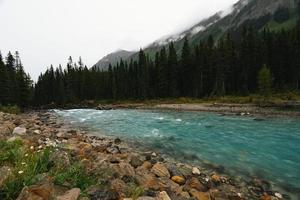 lynnig flod i banff nationell parkera, kanada med fantastisk turkos vatten foto