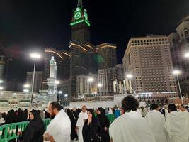 mecka, saudi Arabien, april 2023 - en skön se av pilgrimer, lång byggnader och lampor på natt på de yttre väg i masjid al-haram, mecka. foto