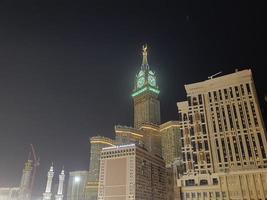 mecka, saudi Arabien, april 2023 - en skön se av pilgrimer, lång byggnader och lampor på natt på de yttre väg i masjid al-haram, mecka. foto