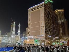 mecka, saudi Arabien, april 2023 - en skön se av pilgrimer, lång byggnader och lampor på natt på de yttre väg i masjid al-haram, mecka. foto