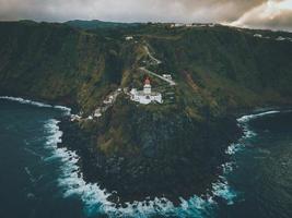 Drönare se av Farol do arnel i sao miguel, de azorerna foto