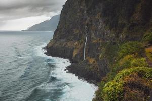 Drönare se av cascata do corrego da furna i madeira, portugal foto