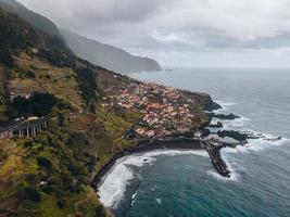 Drönare se av seixal i madeira, portugal foto