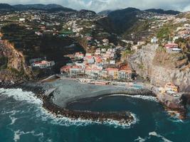 Drönare visningar av ponta do sol i madeira, portugal foto