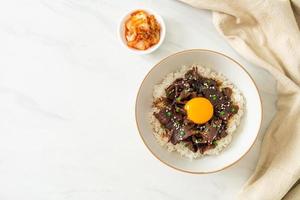 ris med sojasmaksatt fläsk eller japanskt fläskdonburi foto