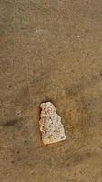 strand sand lugg med stenar för bakgrund och textur foto