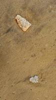 strand sand lugg med stenar för bakgrund och textur foto