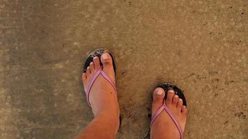 selfie av fötter i sandaler skor på strand foto