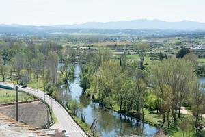 gående väg längs agueda flod i ciudad rodrigo foto