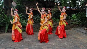 javanese traditionell dansare, dans batik dansa foto