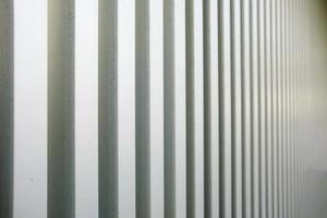 vit vertikal Ränder betong vägg textur bakgrund. foto