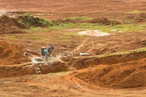 Brasilien, Brasilien april 14, 2023 män arbetssätt på en dike till lägga avlopp och vatten rör i nordväst brasilia foto