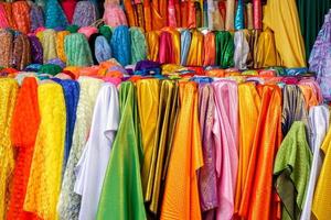 färgrik av saree tyger för sälja på indisk Lagra, Chiang Mai, thailand. saree tyger är traditionell indisk kvinnor klänning Begagnade som både de plagg och de filt. foto