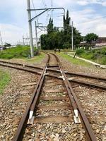 surakarta, Indonesien, januari 2023. järnväg korsningar och isolerat med övre flöde kraft nät foto
