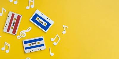 färgglada kassettband på ljusgul bakgrund med kopieringsutrymme