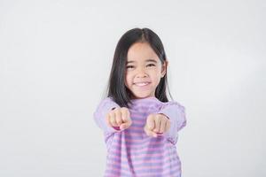 bild av asiatisk barn Framställ på vit bakgrund foto