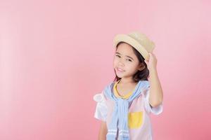 bild av asiatisk barn Framställ på rosa bakgrund foto