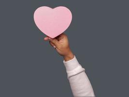 man hand innehav rosa hjärta form isolerat på enkel bakgrund. foto