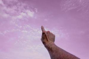 hand upp gestikulerar i de rosa himmel, känslor och känslor foto