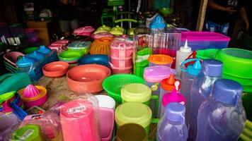 minahasa, indonesien januari 2023, hushåll varor affär på de tondano traditionell marknadsföra foto