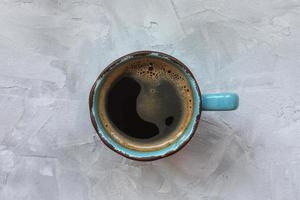 kopp av svart kaffe på grå bakgrund foto