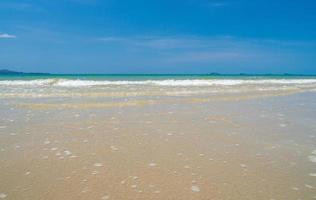se sommar landskap suan son strand har rena vit sand strand stretching längs kust golf thailand öst Land och klar himmel, lämplig för avslappning, semester i thailand rayong foto