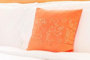 vacker lyxig sovrumsinredning med orange kudde foto