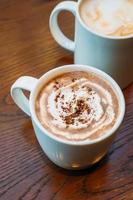 varm kakao och choklad i vit kopp eller mugg foto