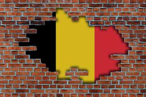 3d flagga av belgien Bakom de bruten gammal sten vägg bakgrund. foto