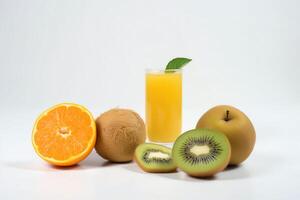 kiwi och orange juice på vit bakgrund. ai genererad foto