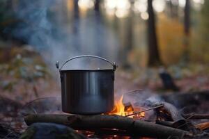 en camping vattenkokare hänger över en brand i de skog i sommar. aktiva högtider på semester. ai genererad. foto