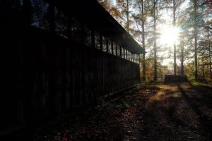 trä- ladugård i höst soluppgång bakgrund. foto