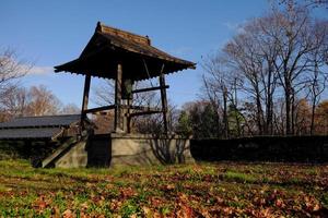 gammal klocka hall i japansk helgedom. foto