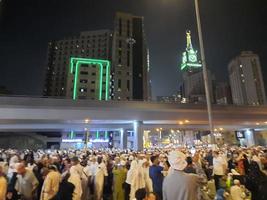 mecka, saudi Arabien, april 2023 - pilgrimer från annorlunda länder av de värld är utanför masjid al-haram, makkah på de tjugosju natt av ramadan. foto