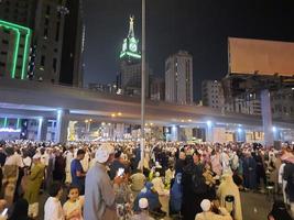 mecka, saudi Arabien, april 2023 - pilgrimer från annorlunda länder av de värld är utanför masjid al-haram, makkah på de tjugosju natt av ramadan. foto